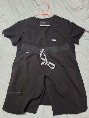 FIGS Black Scrub Top & Jogger Set